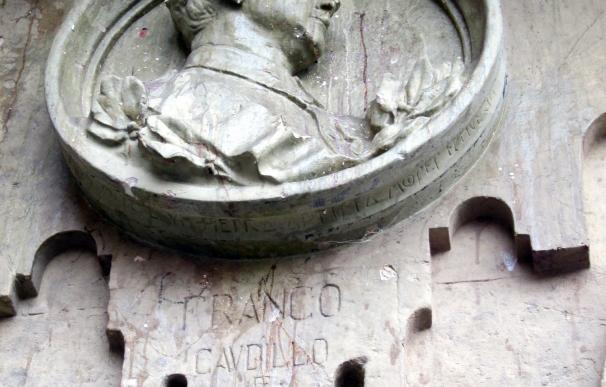 El medallón de Franco no será el primero en salir de la Plaza Mayor de Salamanca