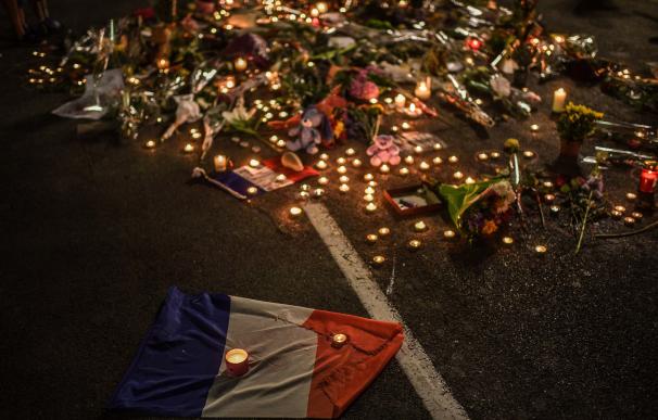 Una bandera francesa en un homenaje a las víctimas de Niza