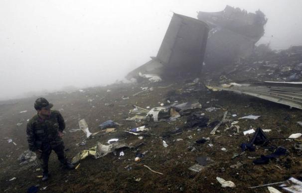 Las familias de las víctimas del Yak-42 esperan que Cospedal cumpla sus promesas (MUSTAFA OZER | AFP)