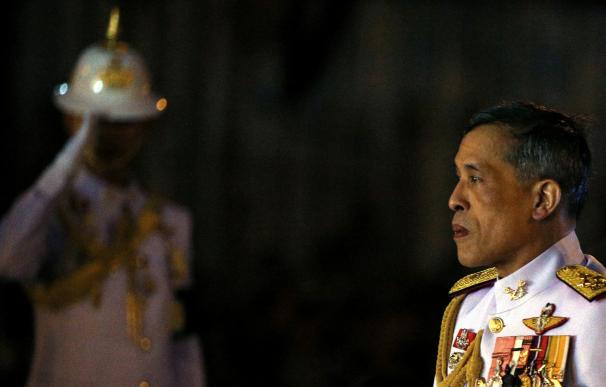El rey pide a la junta militar de Tailandia que cambie la Constitución para garantizar sus competencias