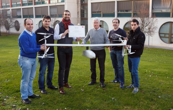 Investigadores y egresados de la UPNA diseñan un dron híbrido que despega y aterriza en vertical y vuela como un avión