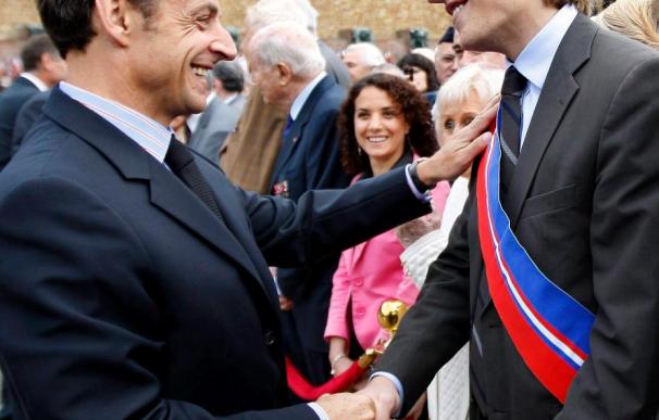 Sarkozy evita el escándalo del nepotismo con el "sacrificio" del hijo