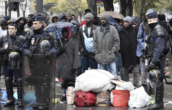 Empieza en París la evacuación de un campamento con 3.000 migrantes