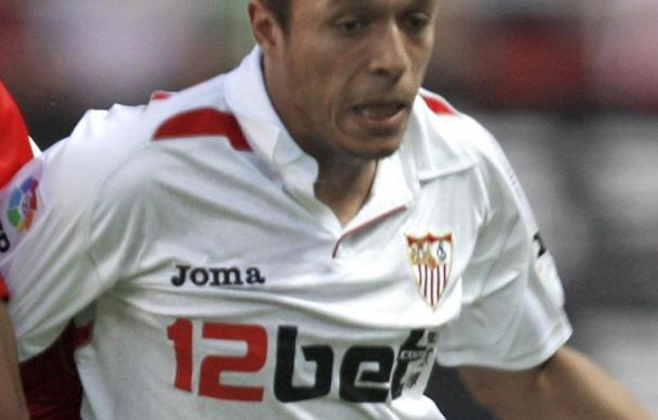 El lateral brasileño del Sevilla Adriano, baja un mes por lesión muscular