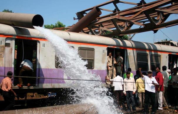 Dos muertos tras caer una tubería de agua sobre un tren en marcha en Bombay