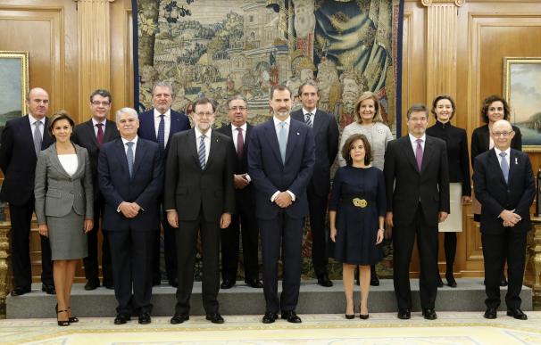 De la Serna y otros 10 ministros juran su cargo y Santamaría y Cospedal lo prometen