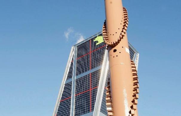 Miembros de Greenpeace escalan el obelisco de Calatrava para parar el cambio climático