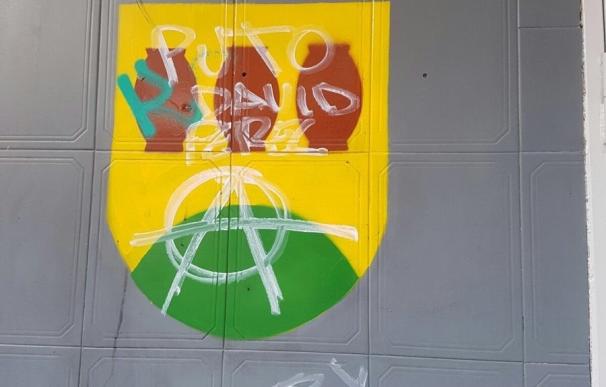 La sede de Ciudadanos aparece con pintadas contra el alcalde de la localidad, David Pérez