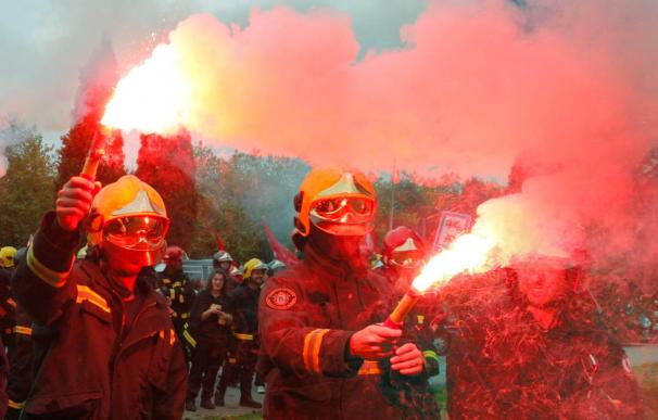 Los bomberos gallegos se manifiestan en Compostela contra la privatización
