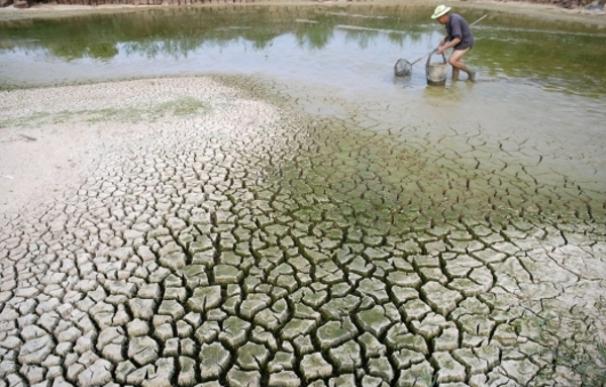 Un campesino chino pasea por una zona que sufre los efectos de la sequía. De momento, China se opone a reducir la emisión de gases contaminantes | Reuters