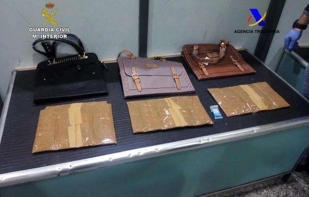 Incautados en el Aeropuerto de Bilbao 2,2 kilos de cocaína que una ciudadana holandesa ocultaba en su equipaje