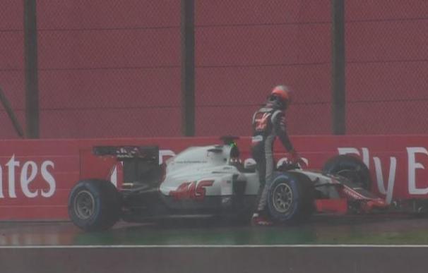 Grosjean con su coche estrellado en el muro.