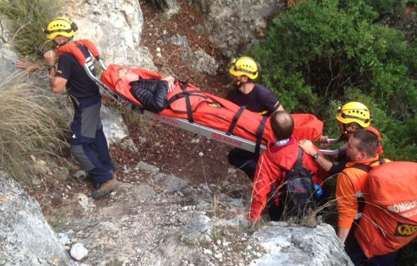 Bomberos auxilian a una mujer accidentada mientras practicaba senderismo en la Sierra de Grazalema