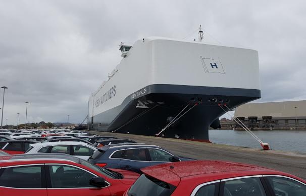 El buque cochero 'Höegh Traveller' atraca por primera vez en el Puerto de Santander