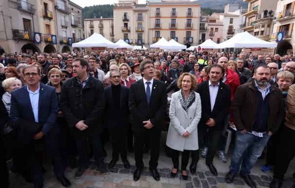 Puigdemont afirma que Cataluña tiene "un demócrata en cada rincón" para defender a sus cargos