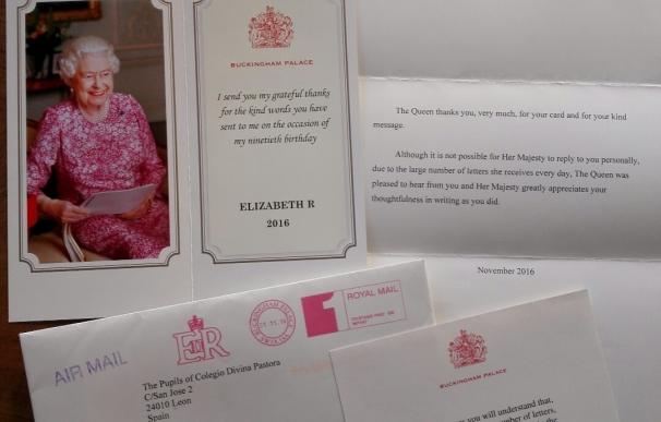 La Reina Isabel II agradece por carta a los alumnos del Divina Pastora de León la felicitación por su 90 cumpleaños