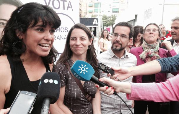 Sergio Pascual pide por Twitter el voto a Teresa Rodríguez para su lista para Podemos Andalucía y ésta le afea el "spam"