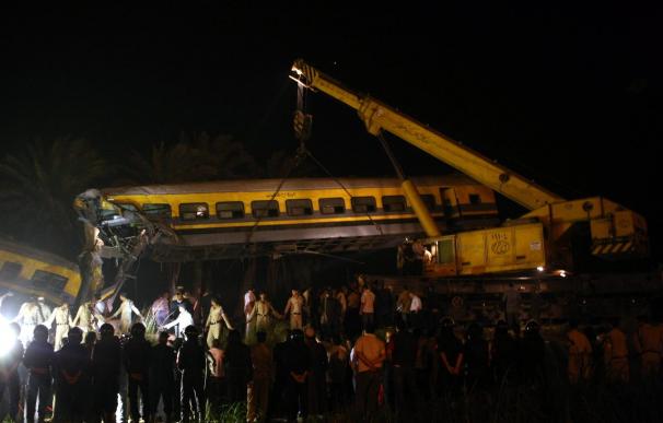 Aumenta a 18 el número de muertos en un accidente de trenes en Egipto