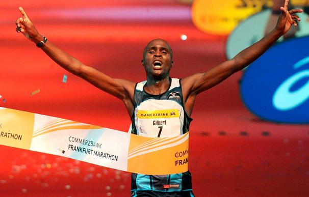 El keniano Kirwa bate el récord y derrota a su compatriota Cheruiyot en el maratón de Fráncfort