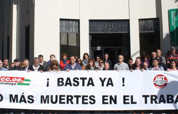 CCOO y UGT se concentran en señal de repulsa tras el último accidente laboral ocurrido en Málaga