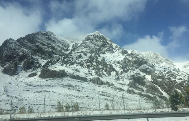 La remisión del temporal de nieve devuelve a la normalidad la circulación de turismos por Pajares