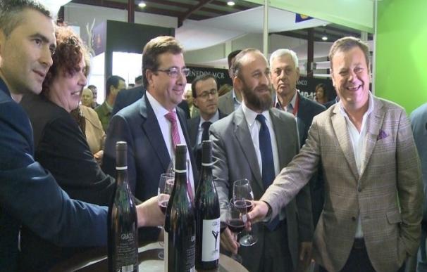 Vara anima al sector del vino y del aceite a "seguir haciendo un verdadero esfuerzo por competir" en el mercado actual