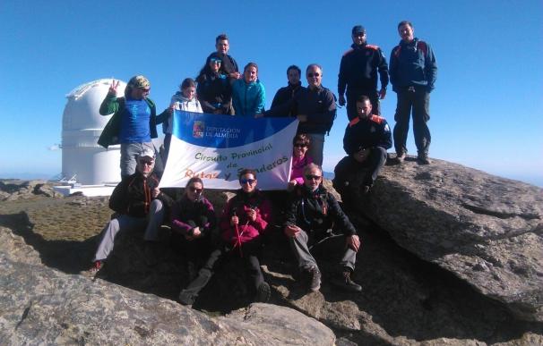 Una quincena de montañeros ascienden al Calar Alto con el programa 'Cumbres de Almería' de la Diputación
