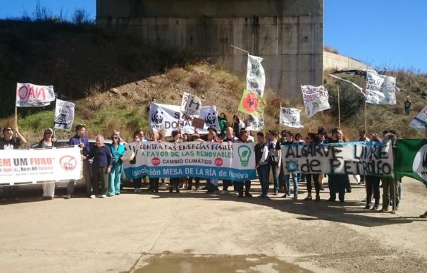 Unos 300 andaluces y portugueses participan en una protesta en la frontera contra proyectos de extracción en la costa