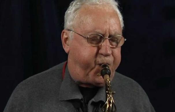El saxofonista Lee Konitz, protagonista de la era cool del jazz, llega este lunes a Jimmy Glass