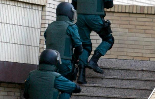 La Guardia civil registra en el País Vasco los domicilios de los dos etarras