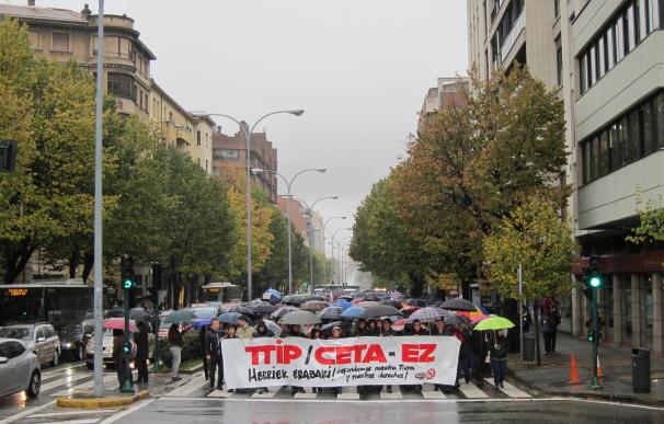 Una manifestación en Pamplona rechaza los tratados TTIP y CETA