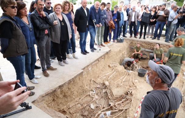 Las autoridades visitan la fosa de Porreres: "Son los huesos de la justicia, la libertad y la democracia"