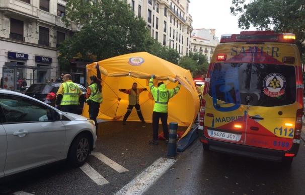 Muy grave una mujer tras ser atropellada por un coche cuando cruzaba de manera indebida la calle Alcalá