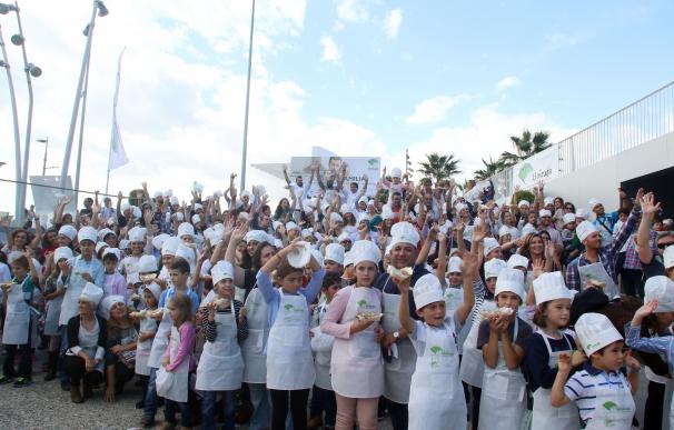 Un total de 1.200 padres y niños participan en el taller de Unicaja de cocina saludable