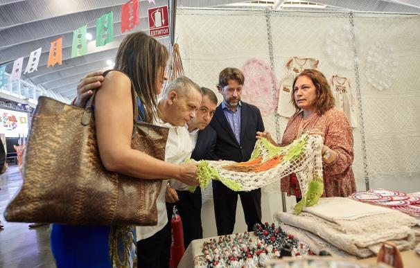 Quince firmas de artesanos conforman la pasarela de moda de la Feria Tricontinental de Tenerife