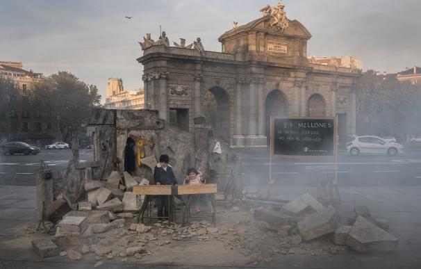 Save the Children recrea una escuela siria destruida en plena Puerta de Alcalá
