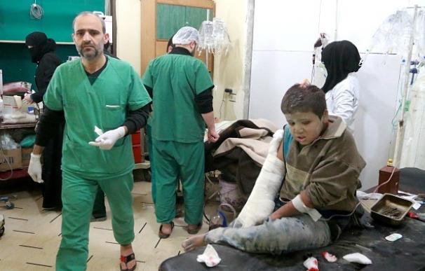 Un niño, asistido en una precaria sala de uno los pocos ambulatorios que quedan en Alepo.
