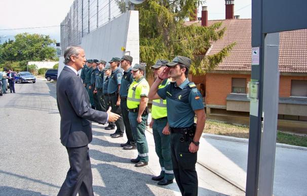 El director de la Guardia Civil visita el cuartel de Alsasua para desagraviar a sus agentes tras las parodias abertzales