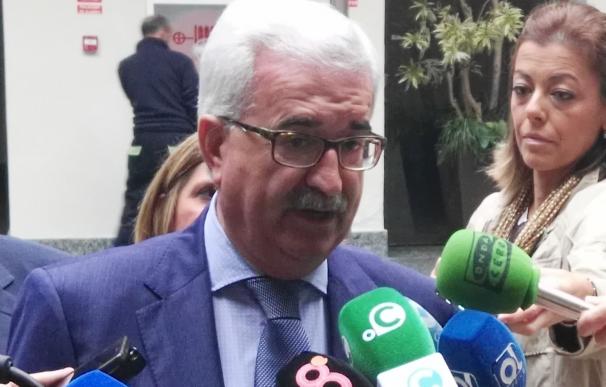 Junta replica a Cifuentes que mientras en Andalucía "no se recorta" en Madrid "se cierran colegios y venden hospitales"