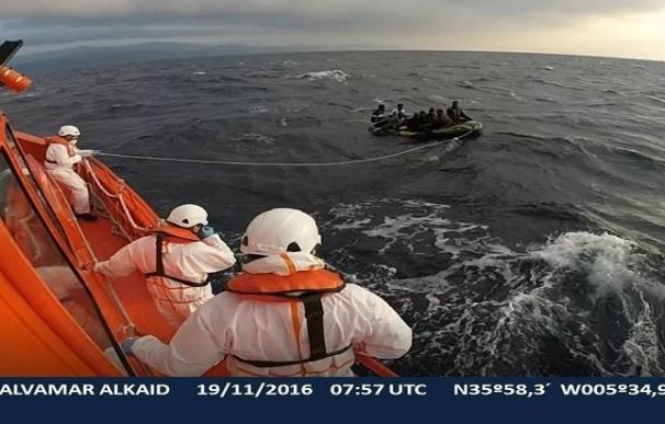 Llegan a Tarifa diez varones subsaharianos rescatados de una patera a 2,5 millas al suroeste