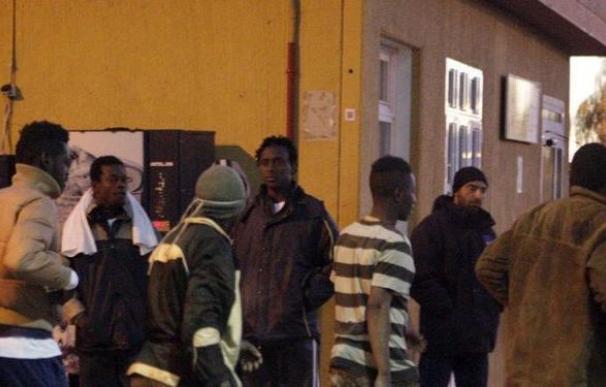 Doce inmigrantes se fugan del CIE de Murcia tras un motín y hieren a tres policías