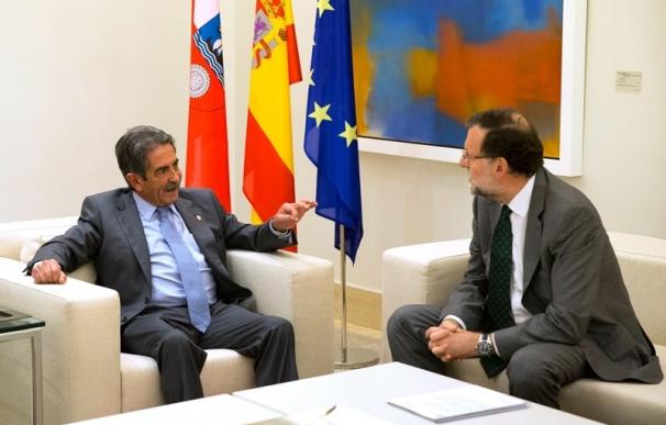 Revilla pide a Rajoy inversiones en 2017 para tren de altas prestaciones, Valdecilla y reindustralización del Besaya