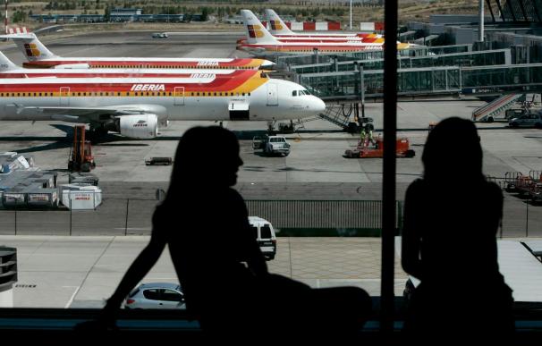 Iberia estudia aplicar un ERE a los auxiliares de vuelo y su fusión con BA