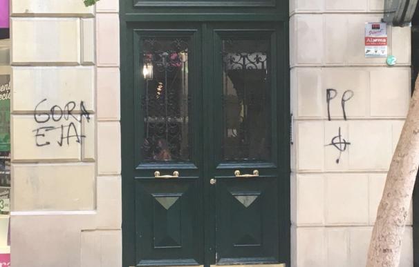 Alonso denuncia pintadas de 'Gora ETA' y una diana en el portal de la casa de la exconcejal del PP María José Usandizaga