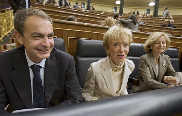 El presidente del Gobierno, José Luis Rodríguez Zapatero (i), junto a la dos vicepresidentas - EFE