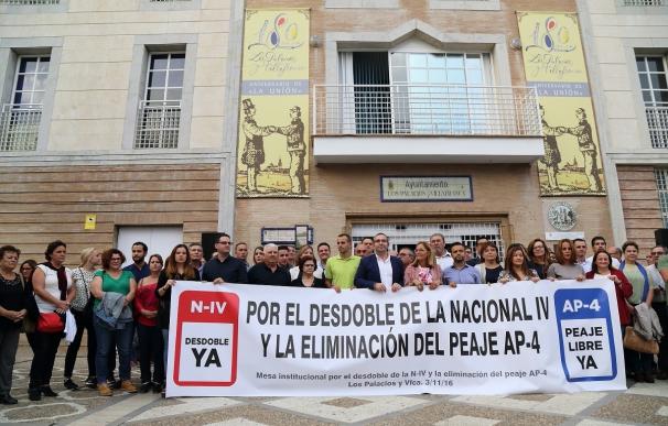 Diputación participa en la concentración por el desdoble de la N-IV y la extinción del peaje de la autopista
