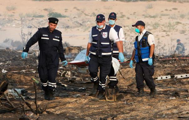 Seis muertos tras estrellarse un avión de carga en el emirato de Sharjah