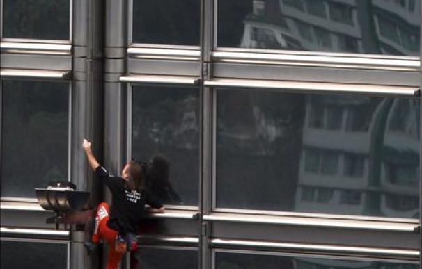 El "Spiderman francés" escala las torres Petronas de Kuala Lumpur