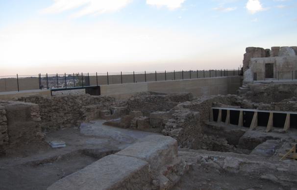 Una visita guiada invita a conocer parte del yacimiento arqueológico de la Alcazaba de Badajoz
