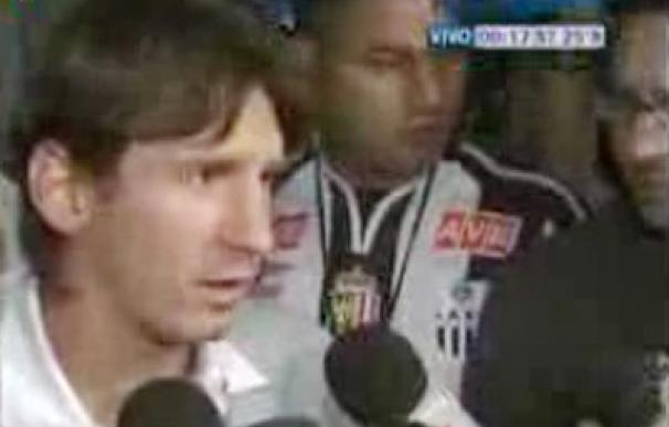 A Messi le ponen un 'barra brava' (al fondo de la imagen) como guardaespaldas (Foto: El Comercio)